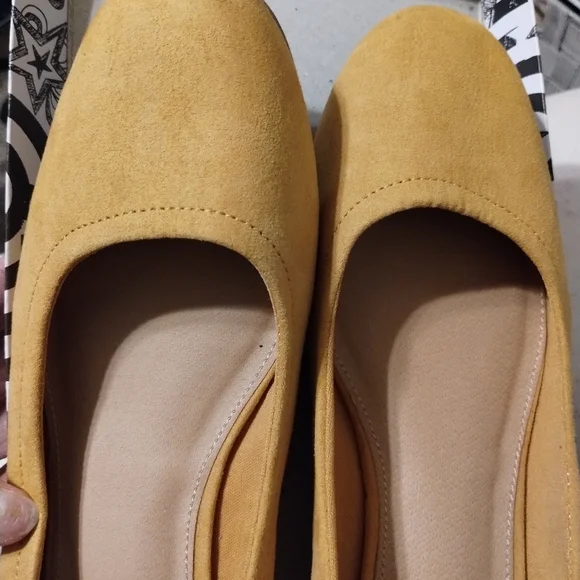 Shoes - Picture 2 of 8